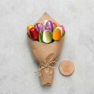 Подаръчен букет от дървени лалета, опакован в крафт хартия с конопено въже, подходящ за уникален подарък от Розовото магазинче.